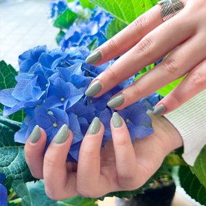 Imagen de manos con manicura con esmaltado tradicional