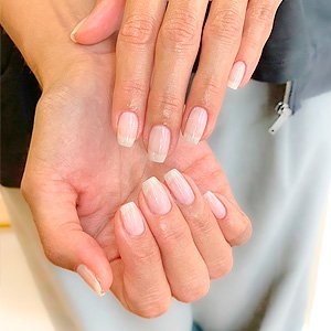Imagen de manos femeninas luciendo una manicura sin esmaltado