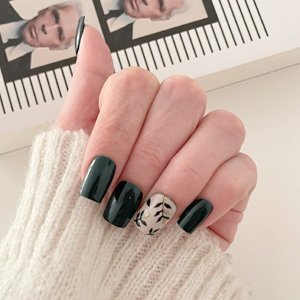 Imagen de manicura con esmaltado decorado a mano alzada toda la mano