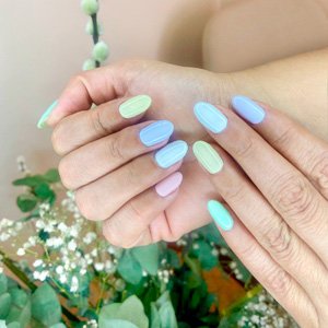 Imagen de manicura con esmaltado decorado en cuatro colores