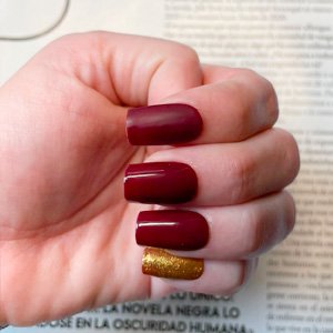 Imagen de manicura con esmaltado decorado en dos colores