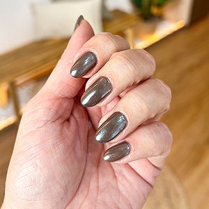 Imagen de manicura con esmaltado efecto espejo