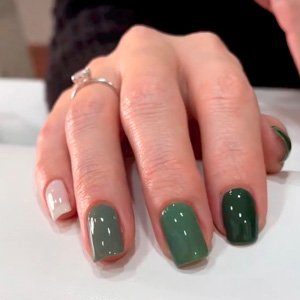 Imagen de manicura con esmaltado decorado en tres colores