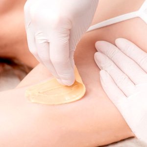 Imagen de mujer referente a depilación de axilas femeninas con cera