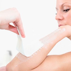 Imagen de mujer referente a depilación de brazos femeninos con cera