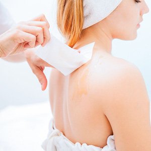 Imagen de mujer referente a depilación de espalda femenina con cera