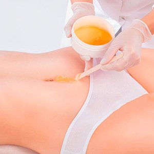 Imagen de mujer referente a depilación de la linea alba feminia con cera