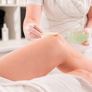 Imagen de mujer referente a depilación de medias piernas femeninas con cera