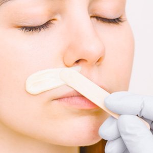 Imagen de mujer a la que se le deplita el labio superior