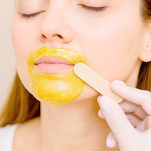 Imagen de mujer a la que se le depila el rostro