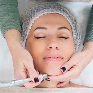 Imagen de mujer a la que se le hace una limpieza facial