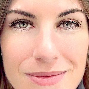 Imagen de mujer luciendo un lifting de pestañas