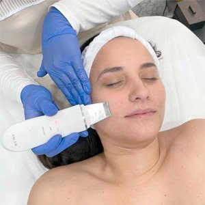 Imagen de mujer a la que se le hace una limpieza facial desintoxica tu piel