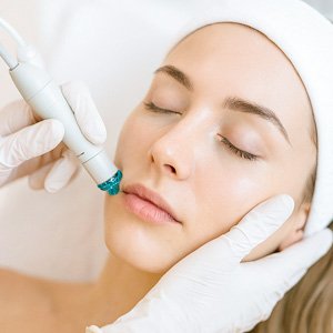Imagen de mujer a la que se le hace una limpieza hydrafacial