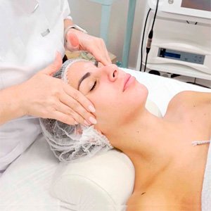 Imagen de mujer a la que se le hace una limpieza piel de seda