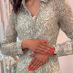 Imagen de mujer despues de haberse hecho una manicura blum spa semipermanente