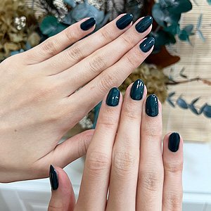 Imagen de manos femeninas luciendo una manicura con esmaltado semipermanente más refuerzo