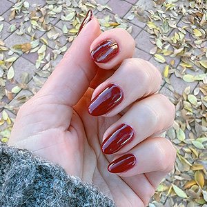 Imagen de manos con manicura expresscon esmaltado semipermanente de blum concept