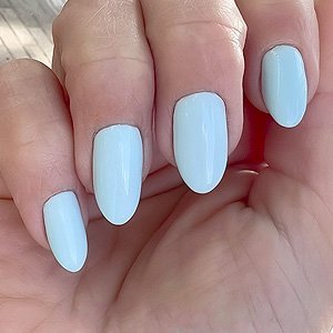 Imagen de manos con manicura express con esmaltado tradicional de blum concept