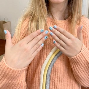 Imagen de niña mostrando sus manos