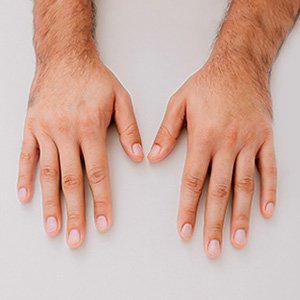 Imagen con manos masculinas