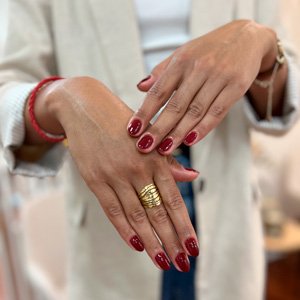 Imagen de mujer luciendo en sus manos una manicura rusa con esmaltado semipermanente