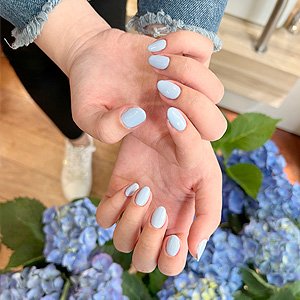 Imagen de manos femeninas luciendo una manicura rusa con esmaltado tradicional