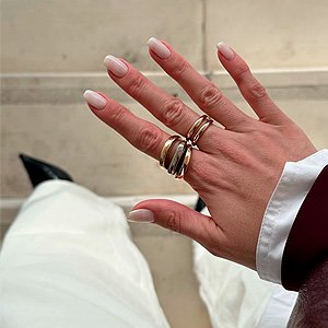 Imagen de mano femenina luciendo una manicura con esmaltado semipermanente