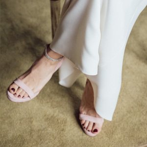 Imagen de pies luciendo una pedicura con esmaltado semipermanente