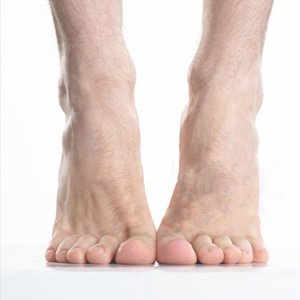Imagen de pies luciendo una pedicura masculina