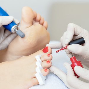 Imagen de pies a los que se les aplica una pedicura profunda con esmaltado semipermanente