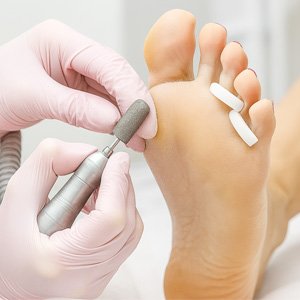 Imagen de pies a los que se les aplica una pedicura profunda con esmaltado tradicional