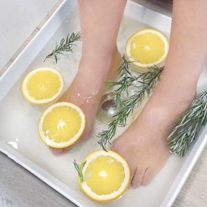 Imagen de pies a los que se les hace la pedicura sensaciones