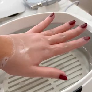 Imagen de mano a la que se le aplica el suplemento parafina de manos