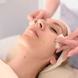 Imagen de mujer a la que se le hace un tratamiento facial antiedad revitalizante