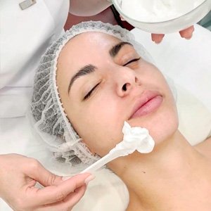 Imagen de mujer a la que se le hace un tratamiento facial antioxidante