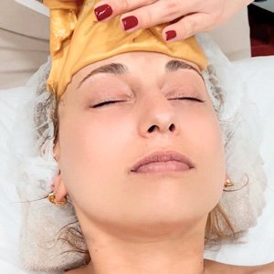Imagen de mujer a la que se le hace un tratamiento facial recuperador