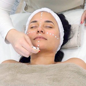 Imagen de mujer a la que se le hace un tratamiento facial revitalizante multivitamínico
