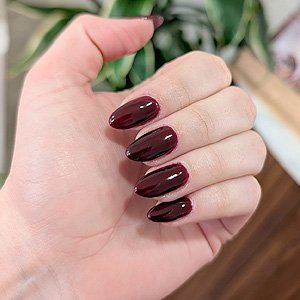 Imagen de mano femenina luciendo una manicura rusa con esmaltado semipermanente más nivelación