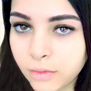 Imagen de mujer luciendo un laminado de cejas