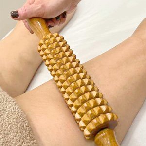 Imagen de mujer a la que se le hace sesión de maderoterapia